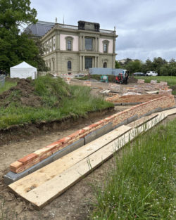 Laying the first “brick” for a permanent art installation in Ariana Park, entitled “Chaque mur est une porte” (“Every wall is a door”), by Jacques Kaufmann, Geneva