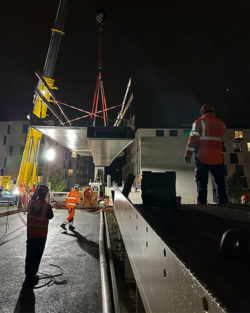 Night-time installation of the two main sections of the steel structure of the pedestrian and cycle bridge over the RC179 in Crissier (VD)